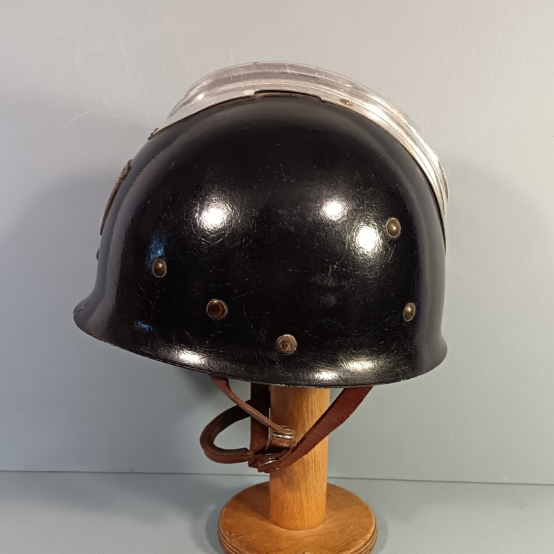 CASQUE FRANCAIS DE LA POLICE DE PARIS MODELE 1954 DATE 1957 INSIGNE EMAILLE